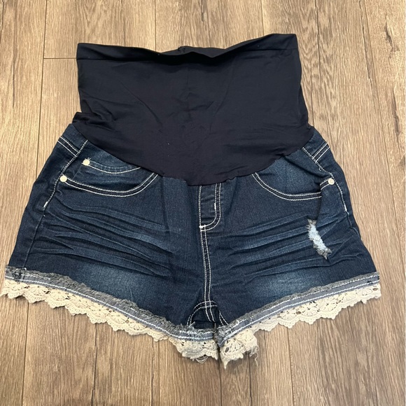 SOLD Bundle of Maternity Shorts - Picture 5 of 6